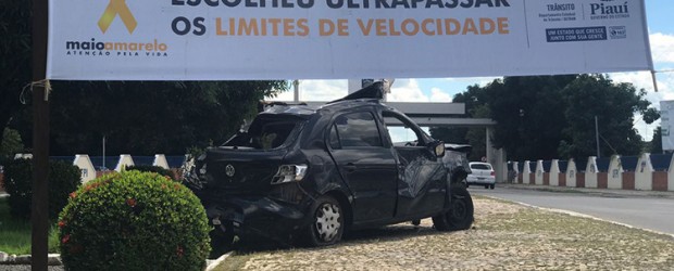 Exposição de carros destruídos em acidentes alerta motoristas