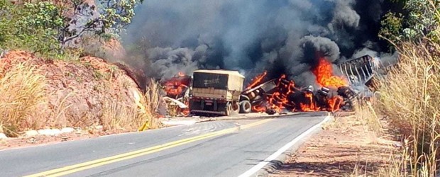 Corpo é achado carbonizado após carretas explodirem na ‘Rodovia da Morte’