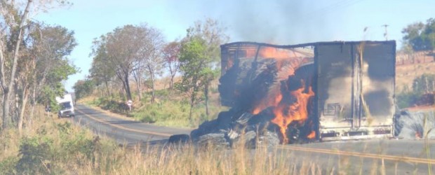 Semirreboque de caminhão carregado com algodão pega fogo na BR-135.