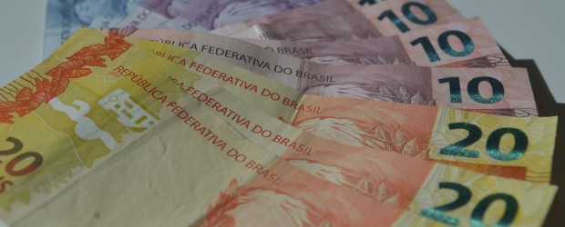 Governo reduz para R$ 1.031 estimativa de salário mínimo para 2020.