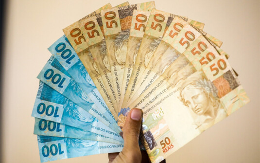Governo antecipa 13º de aposentados do INSS para abril e maio